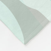 目覚まし時計のスヌーズのボタンを押す女の子の手 フリースブランケット (角)