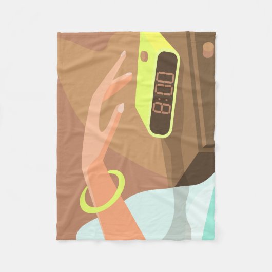 目覚まし時計のスヌーズのボタンを押す女の子の手 フリースブランケット (正面)