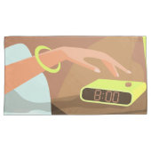 目覚まし時計のスヌーズのボタンを押す女の子の手 枕カバー (正面右)