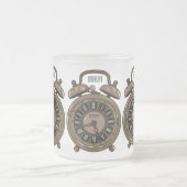 目覚まし時計の漫画イラストレーション フロストグラスマグカップ (中央)