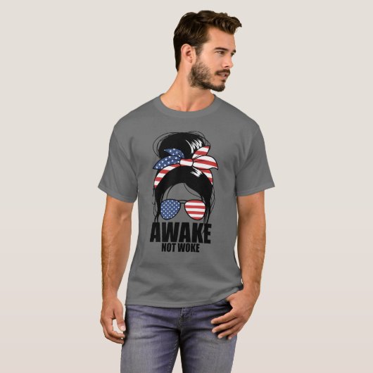 目覚めていない乱雑なBun女性の目覚めていない目を覚ました Tシャツ (正面フル)