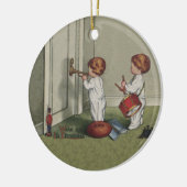 目覚めるクリスマスかわいい子どもイラストレーション セラミックオーナメント (左)