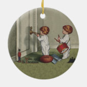 目覚めるクリスマスかわいい子どもイラストレーション セラミックオーナメント (裏面)