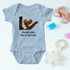 盲目のリスでもナットのステートメントを見つける ベビーボディスーツ