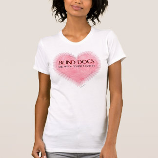 盲目犬は彼らのハートによって見ます Tシャツ