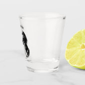 直立したブラックワイルドウマスケッチ – テキストを追加 ショットグラス (右)