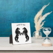 直立黒野馬 – テキスト/カラーを追加 フォトプラーク (インサイチュ)