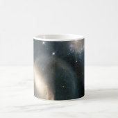 相互作用生まれする銀河系の星団 コーヒーマグカップ (中央)