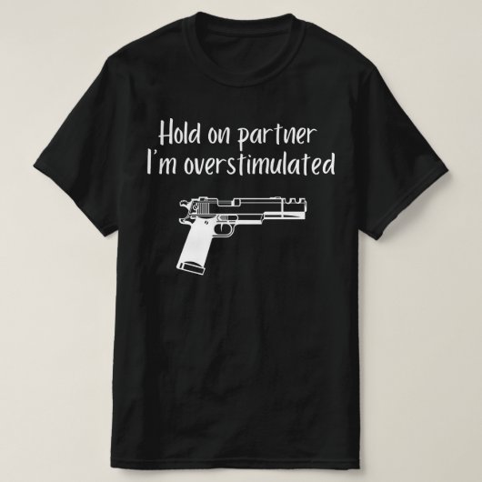 相手を押さえるIm過剰刺激、メンズカウボーイガン Tシャツ (デザイン正面)