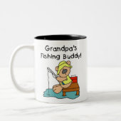 相棒を採取しているくまの祖父 ツートーンマグカップ (左)