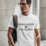相関が原因と等しくない Tシャツ<br><div class="desc">相関関係は因果関係を意味するものではない。2つの変数の間に相関関係があるからといって、一方が他方を引き起こすということではない。科学素晴らし者への贈り物</div>
