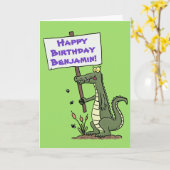 看板のある幸せな漫画パーソナライズされたワニ カード (黄色い花)