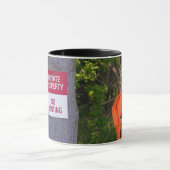 看板のある森の鹿の猟師 マグカップ (中央)