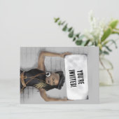 看板を掲げている黒人女性 招待状 (スタンド正面)