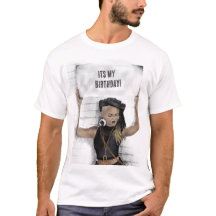 看板を掲げている黒人女性