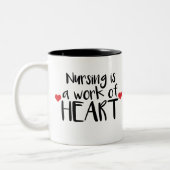 看護はハート-赤いハートの仕事です ツートーンマグカップ (左)