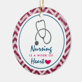 看護は聴診器を用いたハートことわざの仕事 セラミックオーナメント (左)