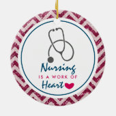 看護は聴診器を用いたハートことわざの仕事 セラミックオーナメント (裏面)