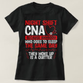 看護ナイトシフトCNAおもしろい看護アシスタントNi Tシャツ (デザイン正面)