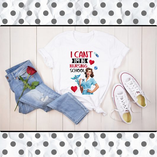 看護学校のかわいい懐かしいナースピンナップ Tシャツ