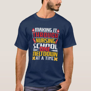 看護学校を通してAでメルトダウンさせる Tシャツ