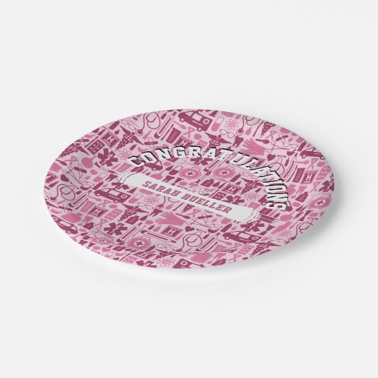 看護専門学校の卒業パーティーのピンクパターン ペーパープレート (アングル)