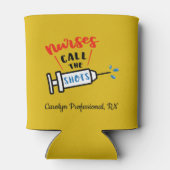 看護師が指揮を執る - パーソナライズ 缶クーラー (裏面)