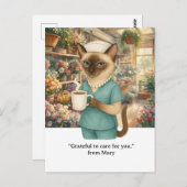 看護師が花屋の前でコーヒーを飲んでいる ポストカード (正面/裏面)