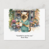 看護師が花屋の前でコーヒーを飲んでいる ポストカード (正面)