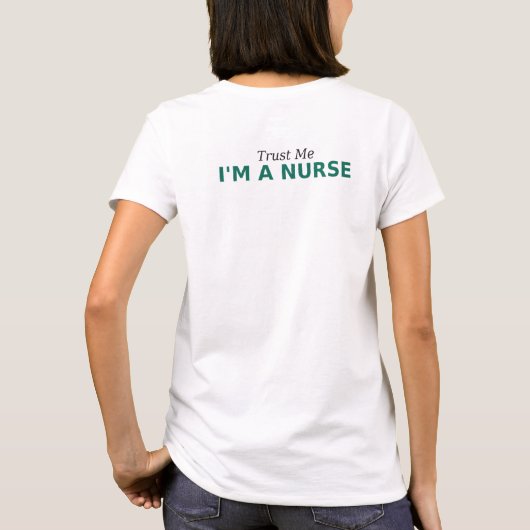 看護師さんだって言ってるでしょ 面白い医療Tシャツ Tシャツ (裏面)