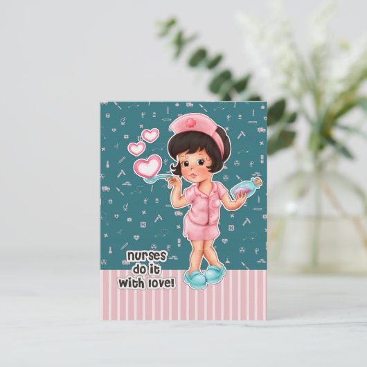 看護師たちは愛を込めて。かわいい茶色の髪の看護師 ポストカード (スタンド正面)