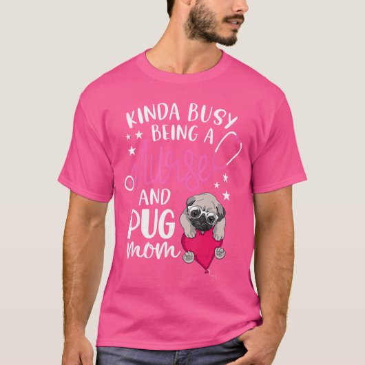 看護師とパグママをしているので結構忙しい RN 看護師 Tシャツ (正面)