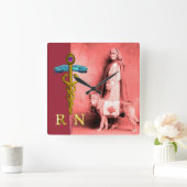 看護師とレスキュードッグ / ゴールドの医神杖 RN エンブレム スクエア壁時計 (ホーム)