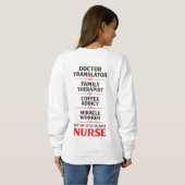 看護師にはマントはない スクラブがある Tシャツ (裏面フル)