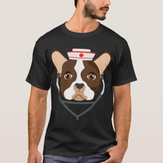 看護師の帽子をかぶったブラウンブルドッグ、看護師にぴったりなかわいい犬 Tシャツ