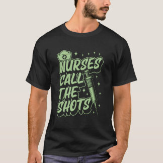 看護師は注射を打つ　看護師のジョーク　ユーモア Tシャツ