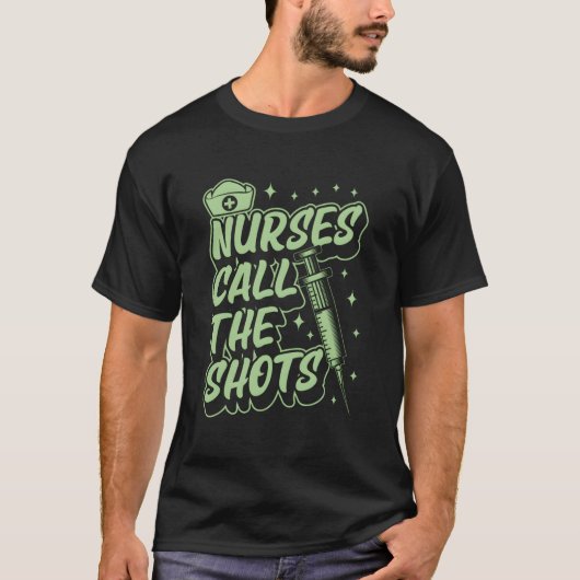 看護師は注射を打つ　看護師のジョーク　ユーモア Tシャツ (正面)