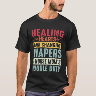 看護師ママ 心を癒し おむつを替える 二重の役割 Tシャツ