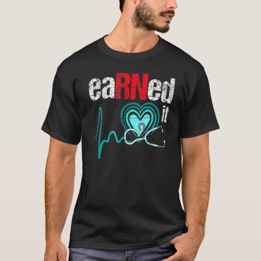 看護師卒業おめでとう Earned It Tシャツ (正面)
