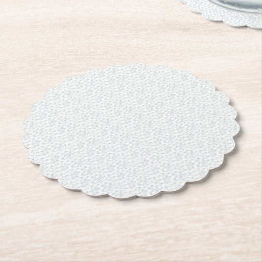 真っ白で特徴のない表面が視界を埋め尽くしている。 ペーパーコースター (アングル)