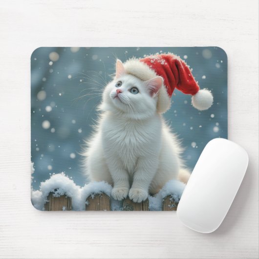 真っ白なクリスマスの猫が雪のフェンスに座る マウスパッド (マウス)