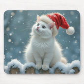 真っ白なクリスマスの猫が雪のフェンスに座る マウスパッド (正面)