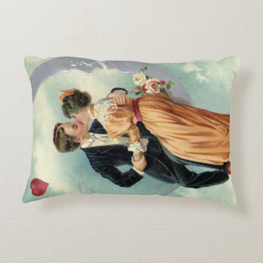 真っ白な月がかかった夜空の下で、ビクトリア朝の時代の老夫婦が優しく口づけを交わす アクセントクッション (裏面)
