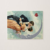 真っ白な月がかかった夜空の下で、ビクトリア朝の時代の老夫婦が優しく口づけを交わす ジグソーパズル (横)