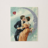 真っ白な月がかかった夜空の下で、ビクトリア朝の時代の老夫婦が優しく口づけを交わす ジグソーパズル (縦)