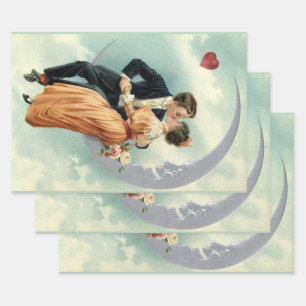 真っ白な月がかかった夜空の下で、ビクトリア朝の時代の老夫婦が優しく口づけを交わす ラッピングペーパーシート