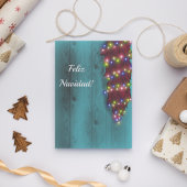 真っ赤なチリのリストラが青いドアのクリスマスイルミネーションに絡まる 招待状