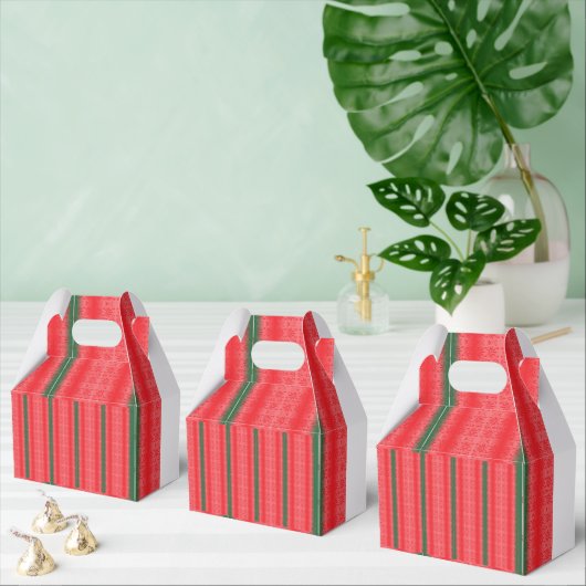 真っ赤なリンゴが白い表面に浮いている。 フェイバーボックス (複数)