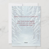 真っ赤な衣装のクリスマスエルフが雪の降る冬の森に立つ シーズンカード (裏面)