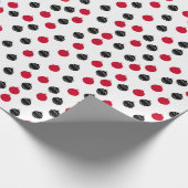 真っ赤な黒のオーナメントボールがあしらわれたクリスマスパターン ラッピングペーパー (角)